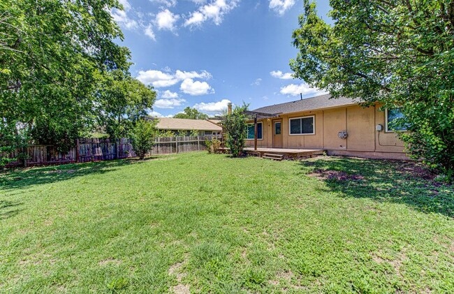 Building Photo - 1711 Cricket Hollow Dr