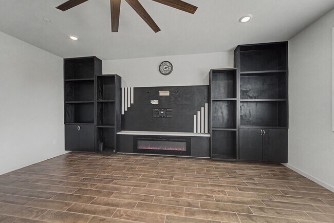 Building Photo - Big 3 bedroom 3 bath in Plumas Lake