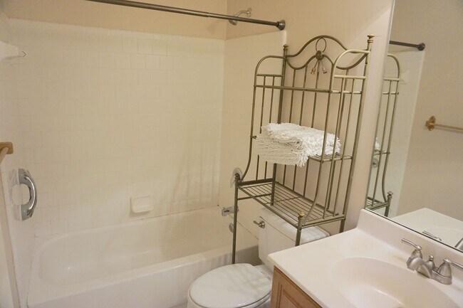 Building Photo - 5 BED | 2.5 BATH | SINGLE FAMILY HOME | BONUS ROOM | 2 CAR GARAGE