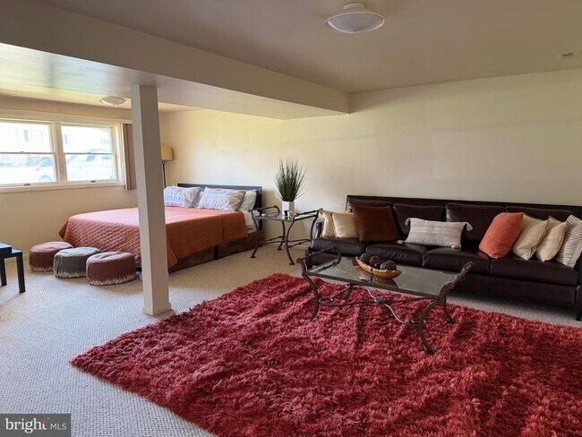 Building Photo - 18 Jameson Ln