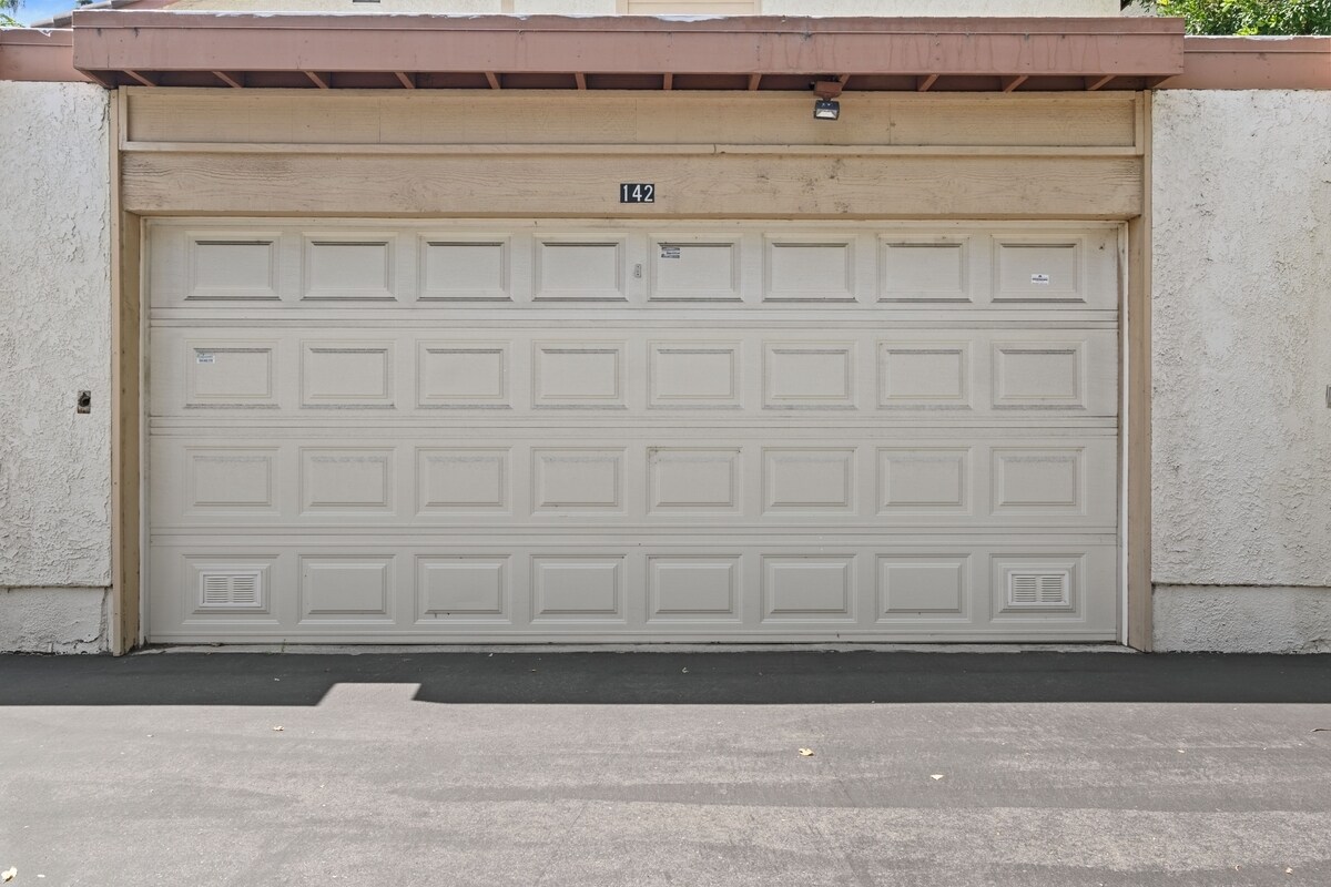 Building Photo - 5720 Owensmouth Ave