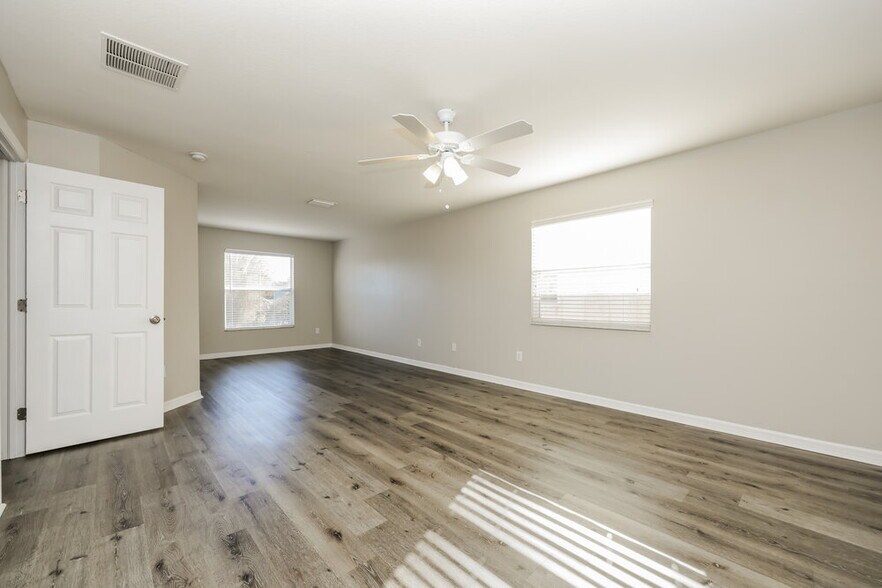 Building Photo - 11255 Creek Haven Dr