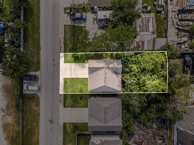 Building Photo - 8357 Tate St