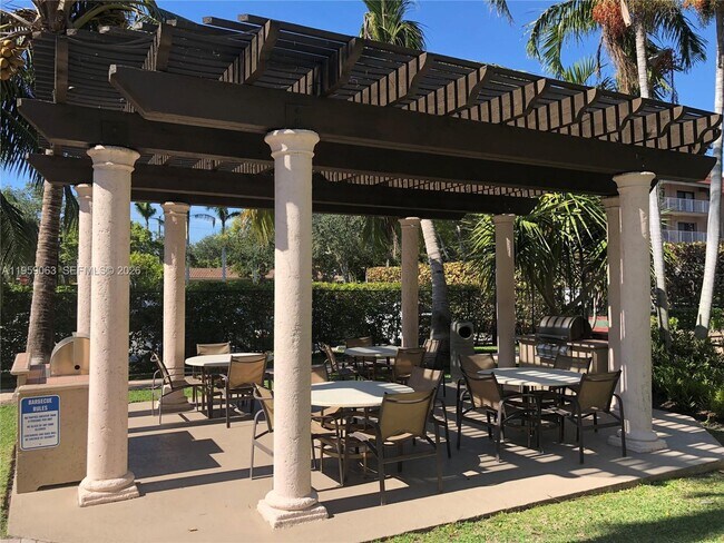 Building Photo - 9301 SW 92nd Ave