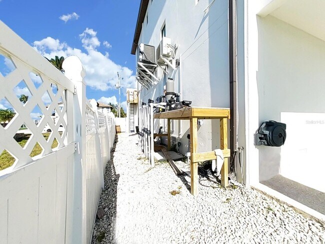 Building Photo - 882 Bay Point Dr