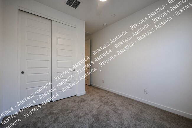 Building Photo - 4077 S Sabrina Dr