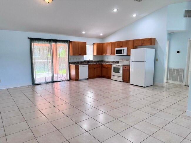Building Photo - 5906 Spruce Dr