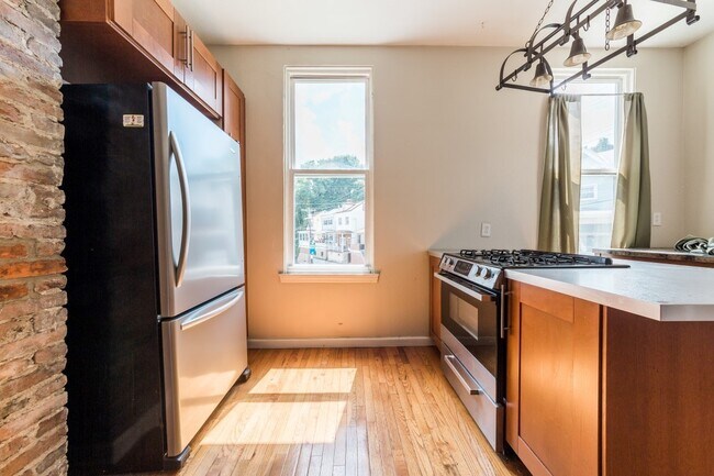 Building Photo - AVAILABLE AUGUST 2026 - Unique 3 Bedroom + den w/ Central AC in the South Side Slopes!