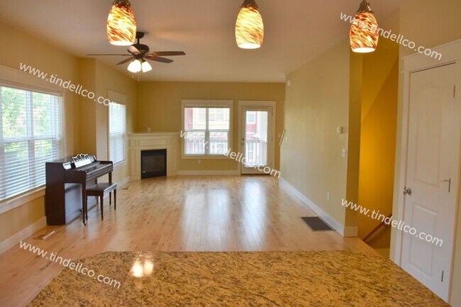 Building Photo - Beautiful and Spacious 3 Bedrooms, 2.5 Bathrooms in Raleigh Hills!