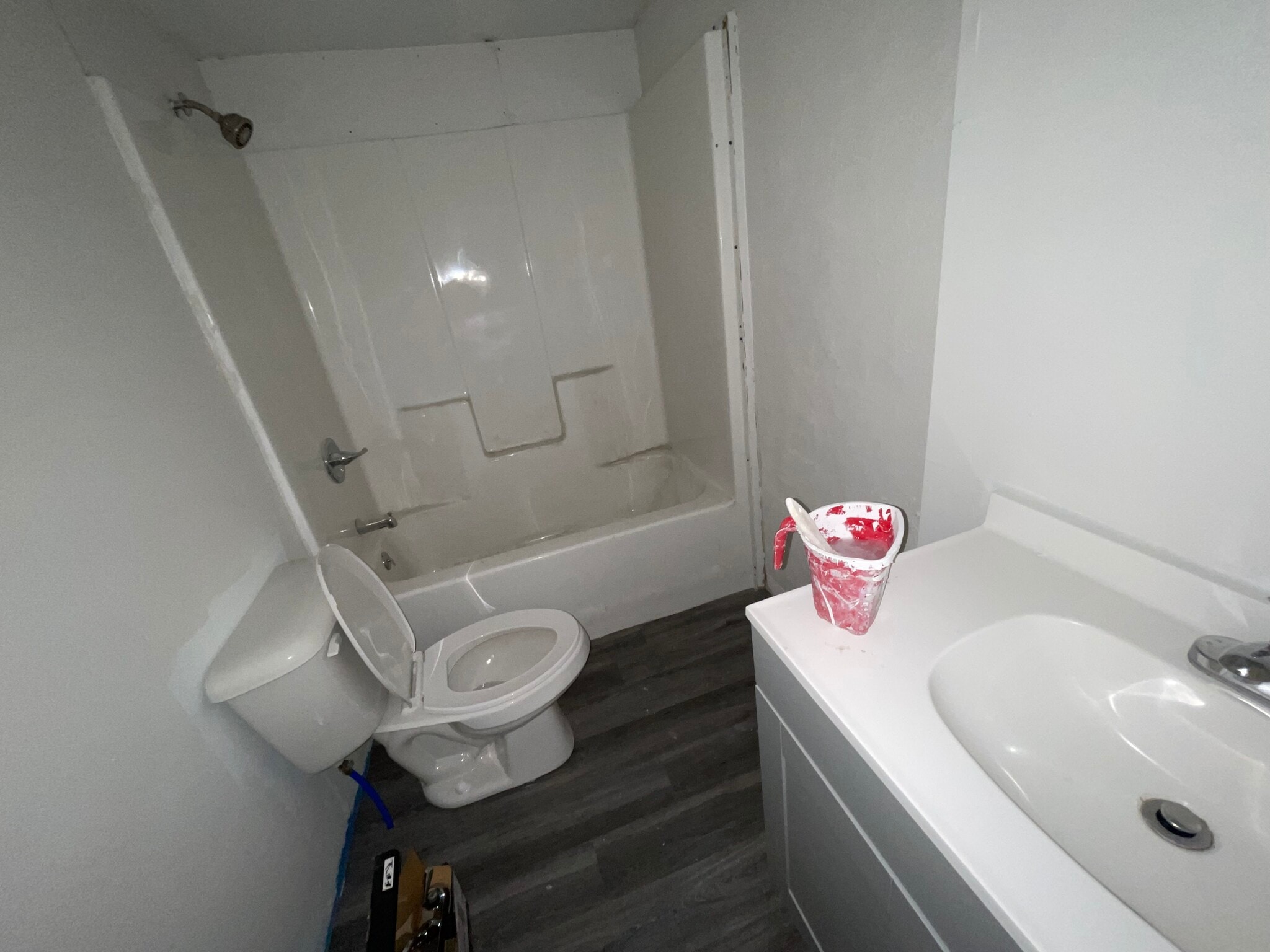 bath - 737 6th St NE