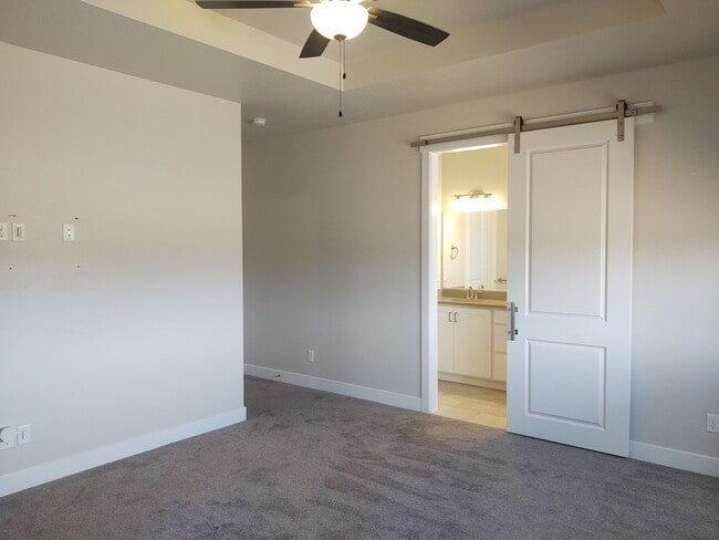 Building Photo - 1 Bedroom + Den 1.5 bath 2 Car Garage VIEWS & VIEWS!