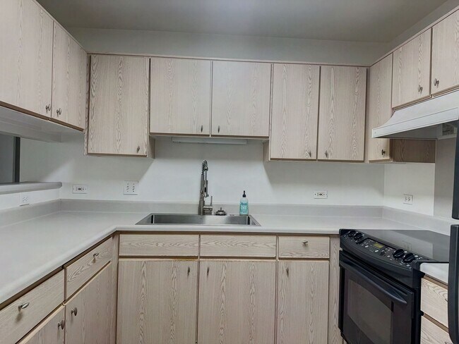 Building Photo - Kulana Knolls 1 bedroom townhome with TWO parking