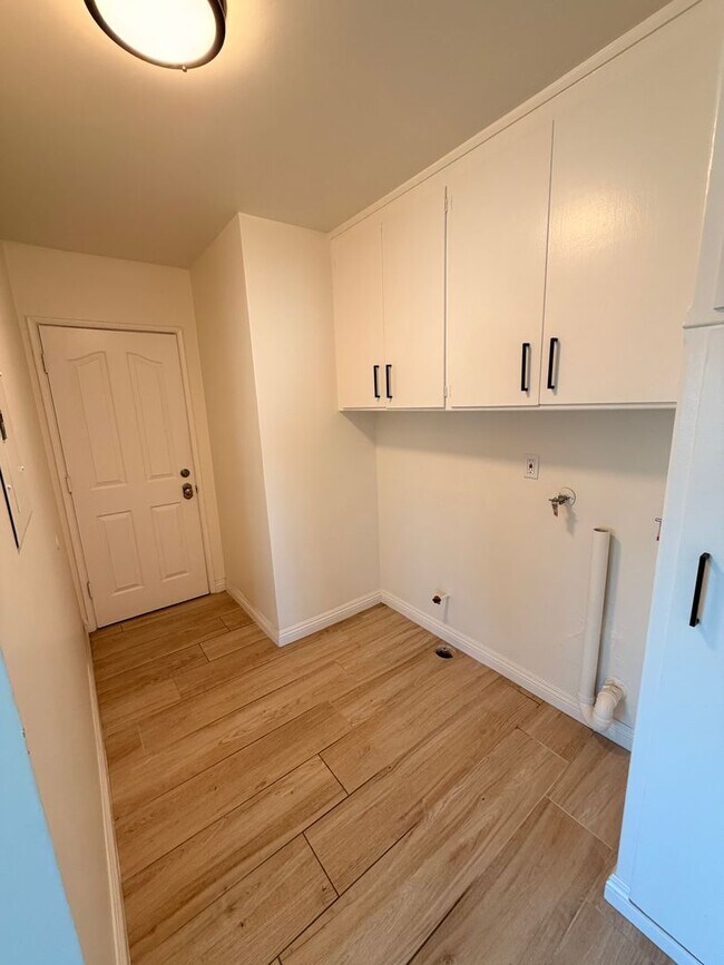 Building Photo - Completely Remodeled 2 Bed, 1 Bath in San Pedro w/ Garage Parking!