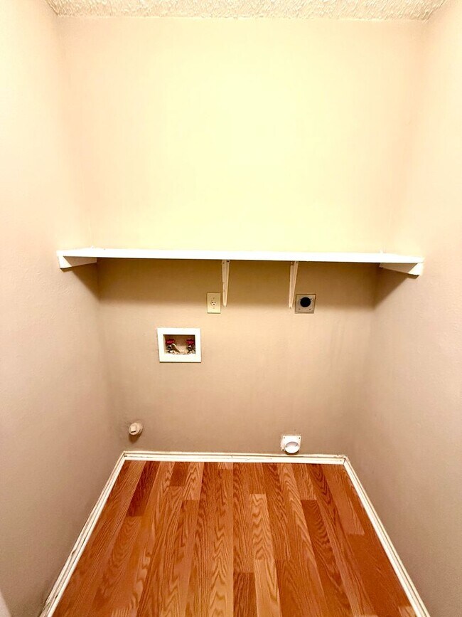 Building Photo - AVAILABLE NOW! 3 Bedroom 2 Bath Home Ready...