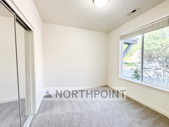 Building Photo - Summerlane Townhome - 2 Bed 1 Bath - HOA P...