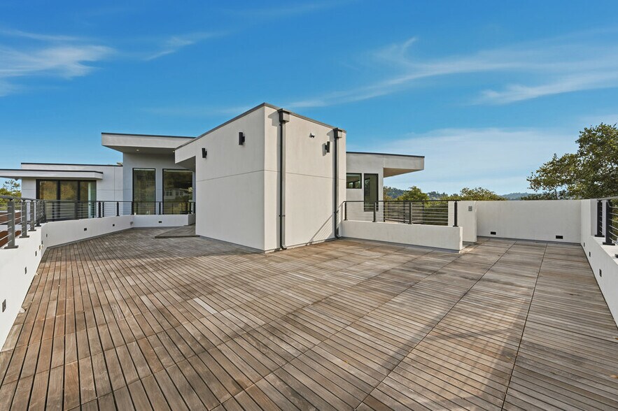 Building Photo - 10 Notre Dame Pl
