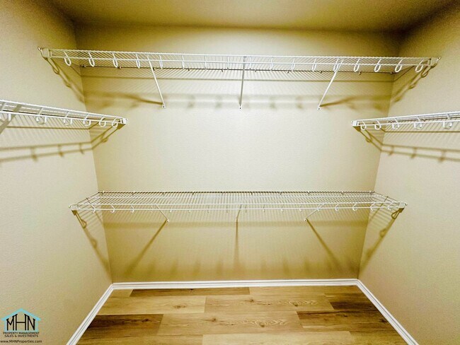 Building Photo - Big & Beautiful 5 bed/3.5 bath 2 Story hom...