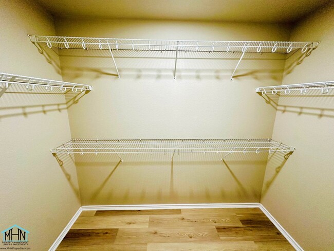 Building Photo - Big & Beautiful 5 bed/3.5 bath 2 Story home that's conveniently located to Randolph AFB