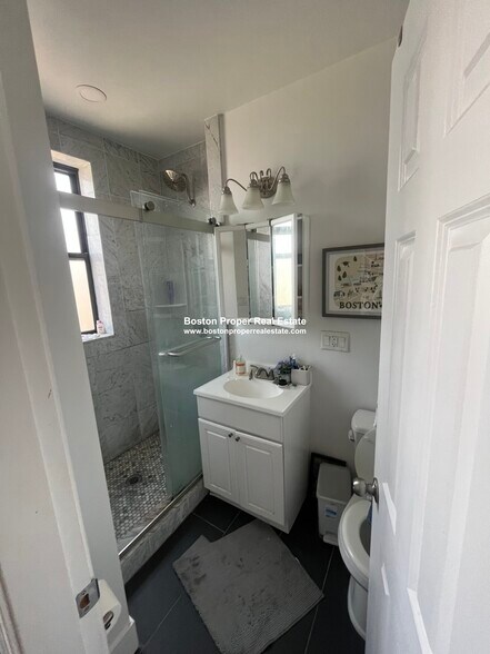 Building Photo - 107 Queensberry St