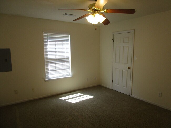 Building Photo - 5013-5015 Betty Jean Way