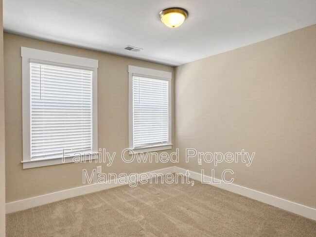 Building Photo - 7785 Park Gate Dr