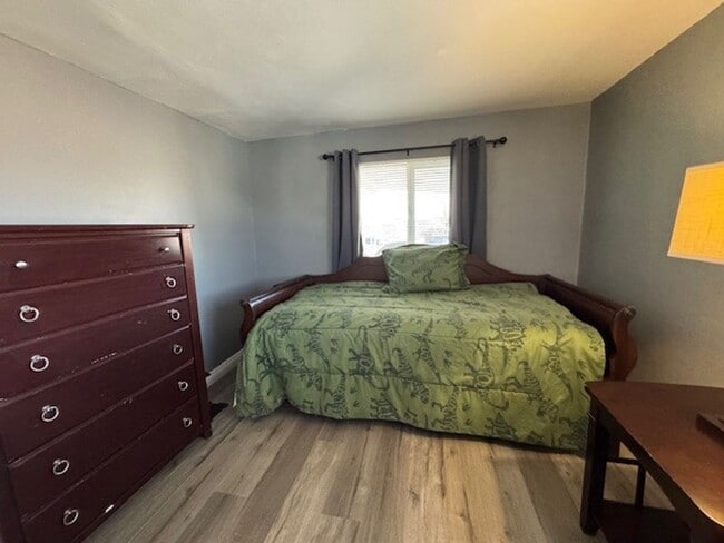 Building Photo - 3 BR 2 bath Furnished home Utilities Included & Brand new Interior-Custom Remodel