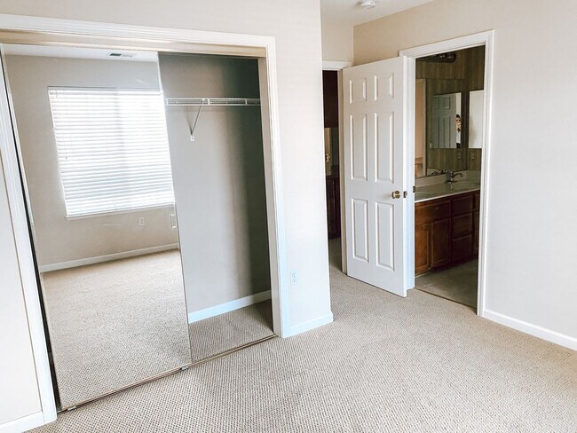 Building Photo - Executive Home in Dublin Available!