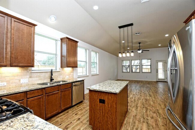 Building Photo - 2213 Lookout Range Dr
