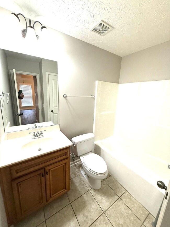 Building Photo - ** 3 Bed 2 Bath located in Ryan Ridge ** Call 334-366-9198 to schedule a self tour