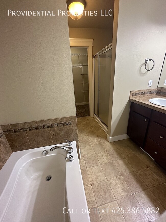 Building Photo - 9720-9186 186 St E