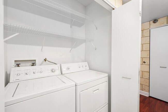 Building Photo - 5 E 14th Pl