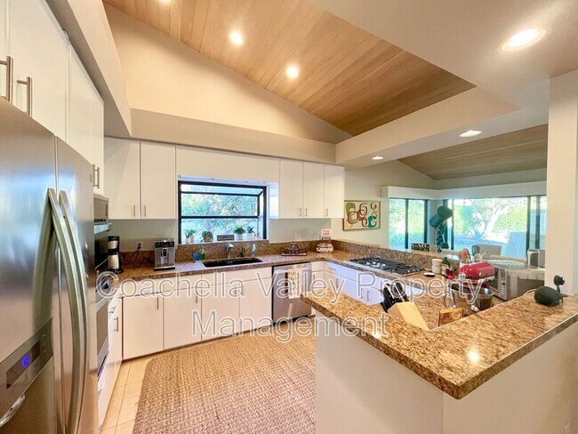 Building Photo - 48550 Valley View Dr