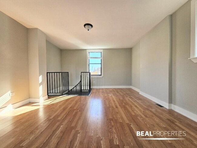 Building Photo - 3 bedroom in CHICAGO IL 60657