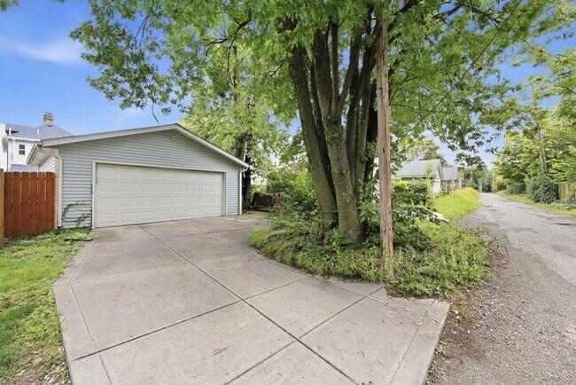 Building Photo - 621 Reinhard Ave