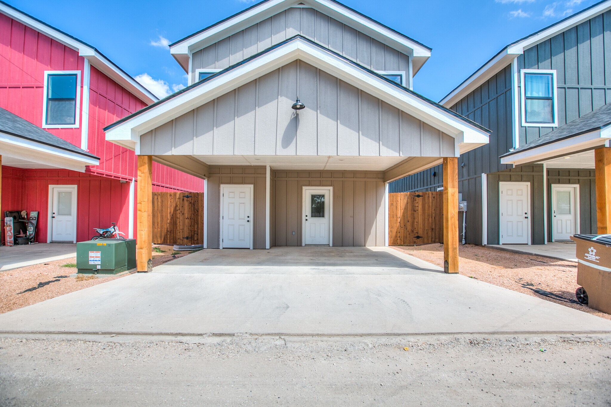 Building Photo - 1009 Holiday Dr