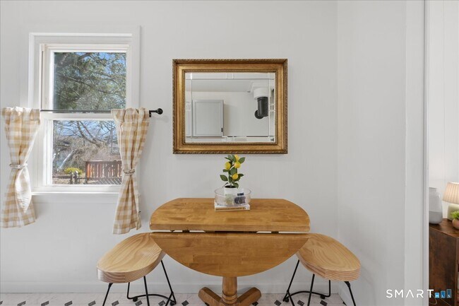 Building Photo - 106 Midway Oval