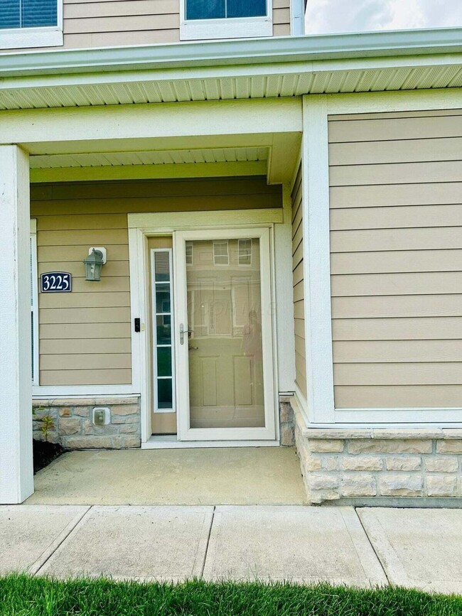 Building Photo - 3225 Rossmore Cir