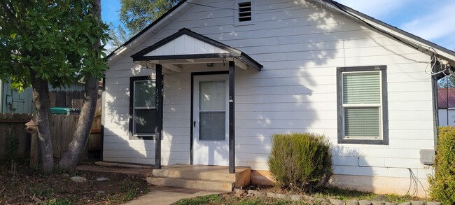 Primary Photo - Charming Shasta Lake Home