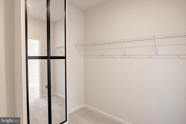 Building Photo - 470 Tiller St