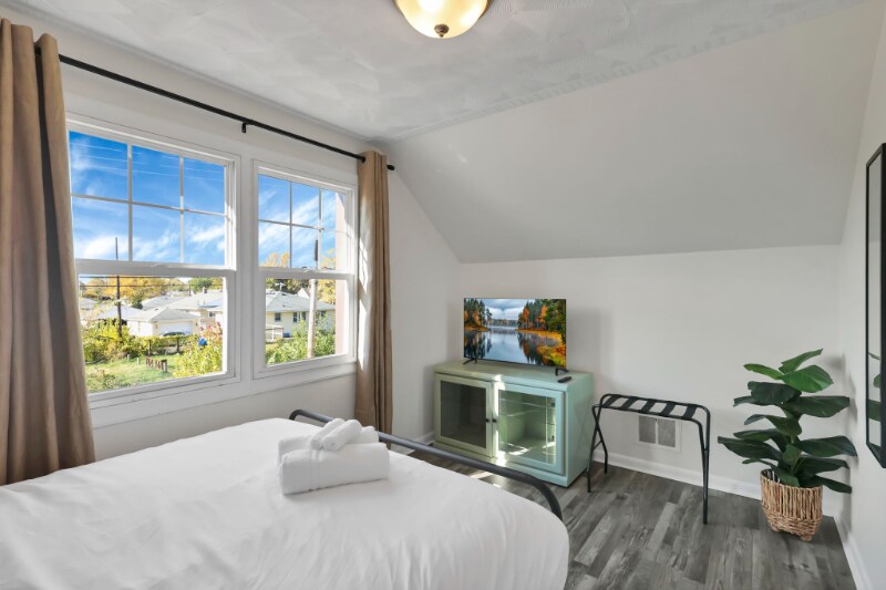 Building Photo - 3333 Dresden St