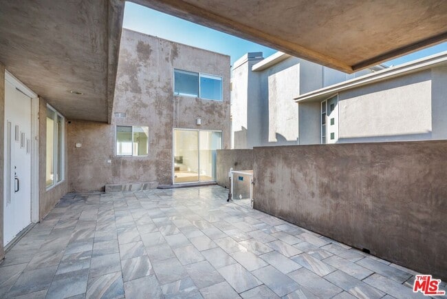 Building Photo - 3711 Ocean Front Walk