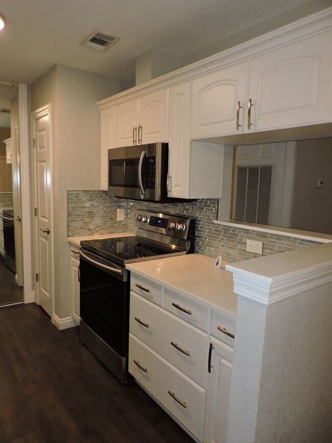 Building Photo - Convenient to schools, beaches & shopping.