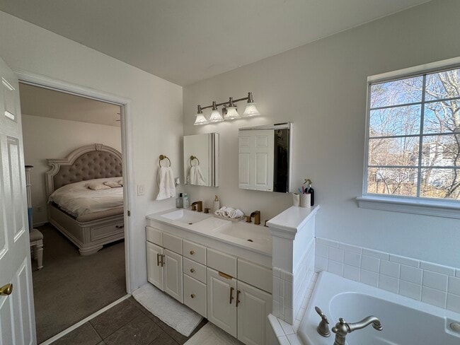 Building Photo - 4233 Rosewood Ct