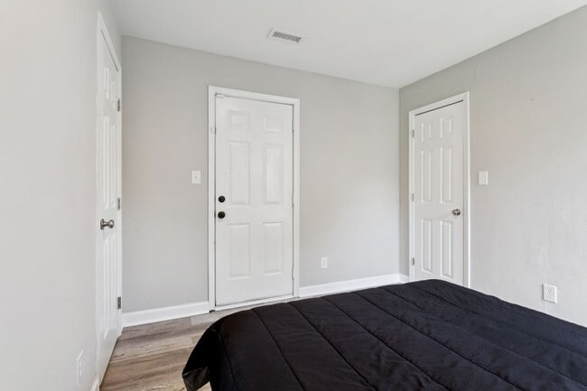 Building Photo - Updated ranch in Portsmouth!