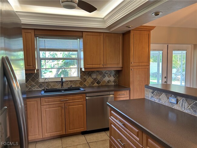 Building Photo - 717 SE 10th Ave