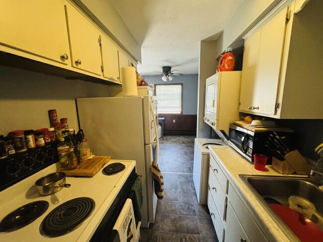 Building Photo - Charming 2-Bed Townhouse in St. Louis Park - Your Cozy Home Awaits!