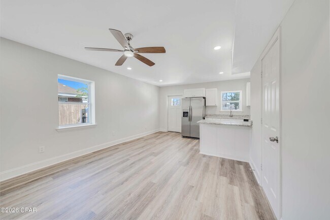 Building Photo - 3904 Ocean View Dr