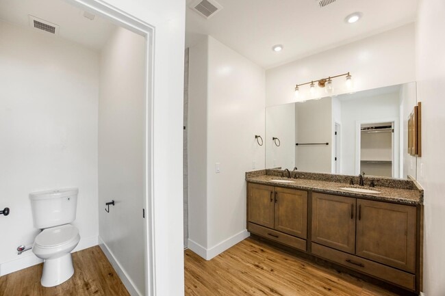 Building Photo - 646 N Sandy Talus Dr
