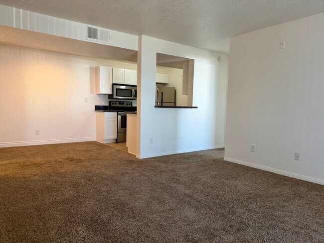 Building Photo - Freshly updated 2nd floor condo