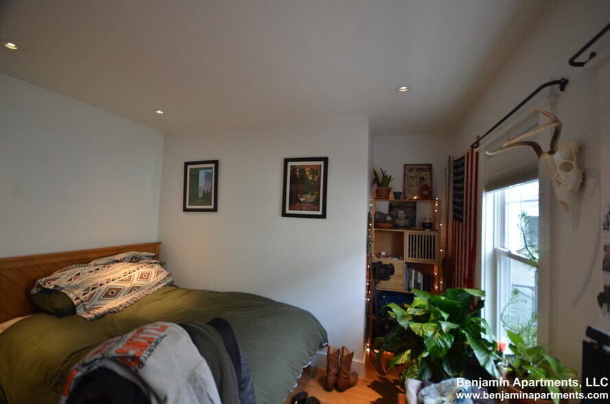 Building Photo - 15 Elmira St